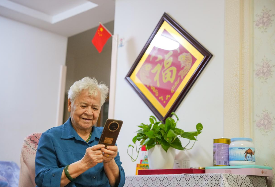 李桂芬与吴淑华视频通话时感慨万千。韩晓云 摄 李桂芬与吴淑华视频通话时感慨万千。韩晓云 摄