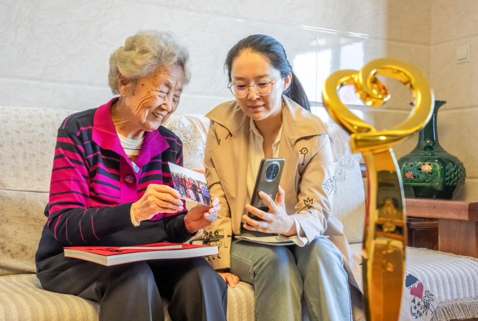 2025年9 月 25 日下午,在记者的协调下,吴淑华(左)与老队友李桂芬进行了视频连线,她们共同回忆起过去那段激情澎湃的青春岁月。 2025年9 月 25 日下午,在记者的协调下,吴淑华(左)与老队友李桂芬进行了视频连线,她们共同回忆起过去那段激情澎湃的青春岁月。