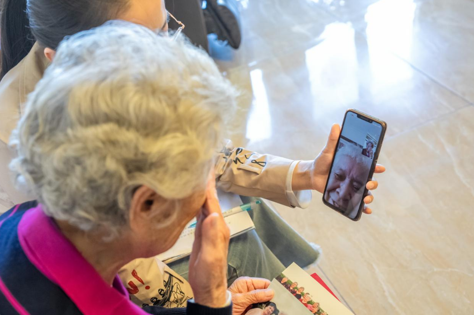 吴淑华与李桂芬视频通话时默默抹去泪水。徐志远 摄 吴淑华与李桂芬视频通话时默默抹去泪水。徐志远 摄