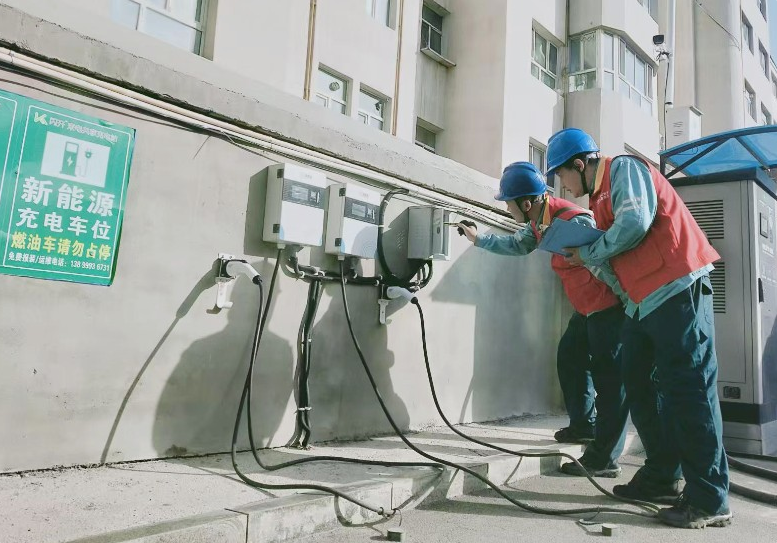 10月6日,国网昌吉供电公司员工开展充电桩供电设备专项巡检。祁世柱 摄 10月6日,国网昌吉供电公司员工开展充电桩供电设备专项巡检。祁世柱 摄