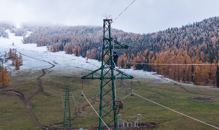 10月8日,阿勒泰地区阿禾公路迎来秋季一场降雪,气温低至零下5摄氏度,国网阿勒泰供电公司负责建设的35千伏输电线路施工现场,工作人员正在加快施工进度,确保10月20日前投运,为当地旅游及经济发展注入“电”动力。努尔别克·努尔曼 摄 10月8日,阿勒泰地区阿禾公路迎来秋季一场降雪,气温低至零下5摄氏度,国网阿勒泰供电公司负责建设的35千伏输电线路施工现场,工作人员正在加快施工进度,确保10月20日前投运,为当地旅游及经济发展注入“电”动力。努尔别克·努尔曼 摄