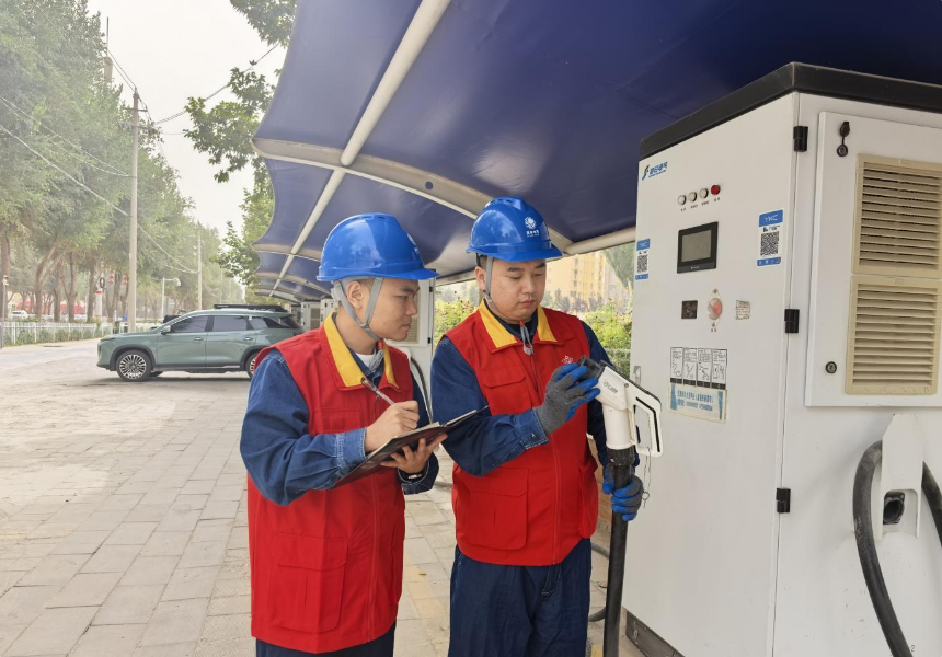 国网和田供电公司员工对旅游景区等重点场所公共充电站开展专项检查。唐凯 摄 国网和田供电公司员工对旅游景区等重点场所公共充电站开展专项检查。唐凯 摄
