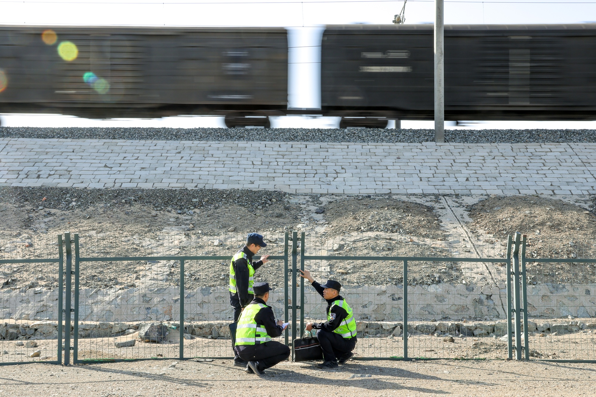 民警对辖区兰新线铁路防护栅栏进行检查。