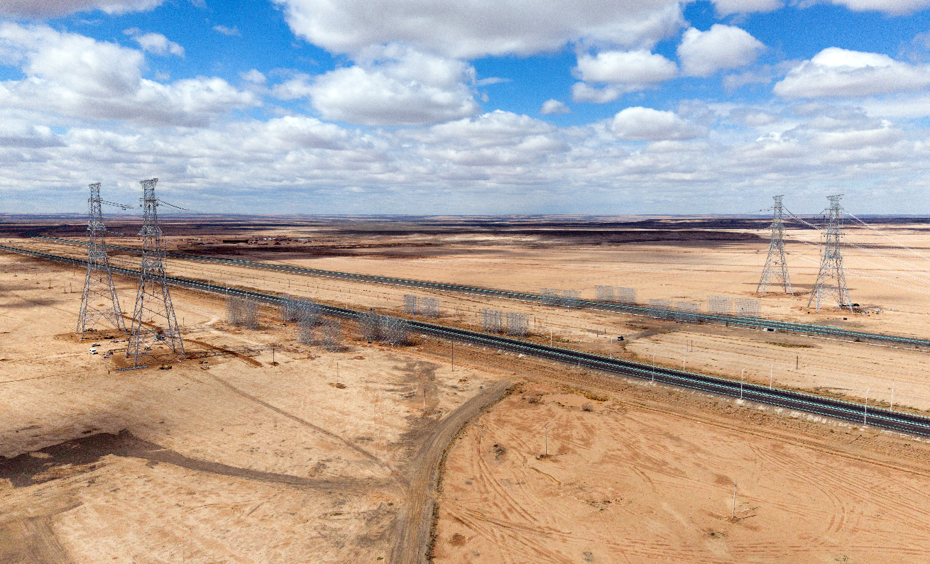 2025年4月20日,五彩湾北—乌北750千伏线路工程跨越S11五大高速公路和G216国道。张星 摄 2025年4月20日,五彩湾北—乌北750千伏线路工程跨越S11五大高速公路和G216国道。张星 摄