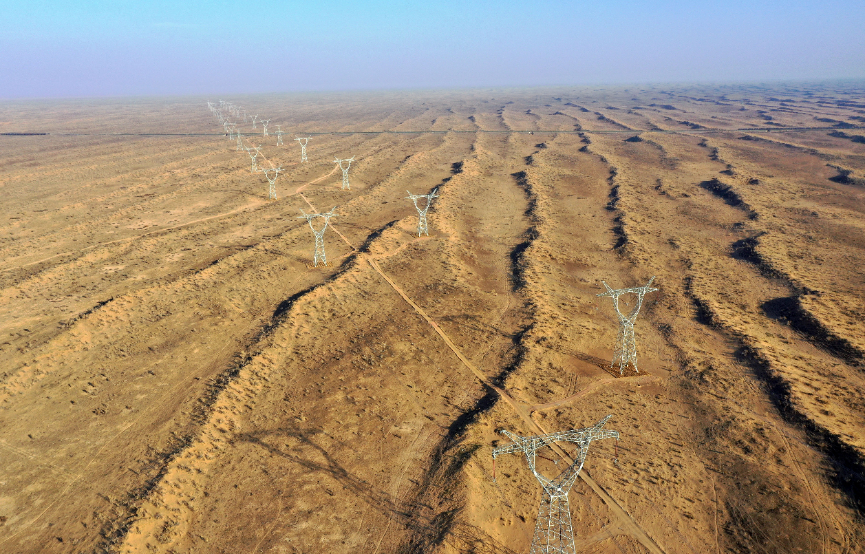 2025年10月11日,五彩湾北—乌北750千伏输电线路工程穿越准噶尔盆地。马元 摄 2025年10月11日,五彩湾北—乌北750千伏输电线路工程穿越准噶尔盆地。马元 摄