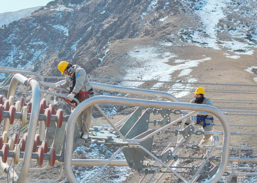 10月18日,新疆送变电公司员工对±1100千伏昌吉-古泉特高压直流输电线路导线挂点金具进行检查。杨金保 摄 10月18日,新疆送变电公司员工对±1100千伏昌吉-古泉特高压直流输电线路导线挂点金具进行检查。杨金保 摄