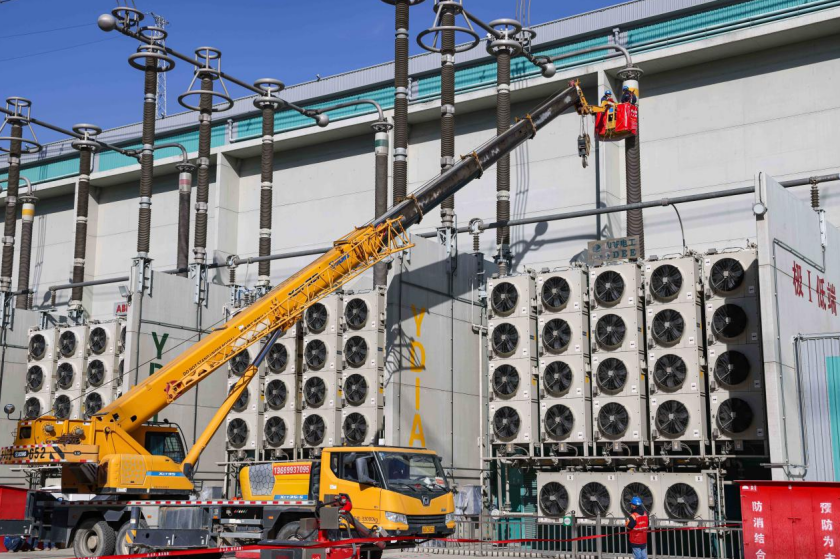 10月20日,国网新疆超高压分公司昌吉换流站现场作业人员正在极I低端换流变开展套管试验工作。任世杰 摄 10月20日,国网新疆超高压分公司昌吉换流站现场作业人员正在极I低端换流变开展套管试验工作。任世杰 摄