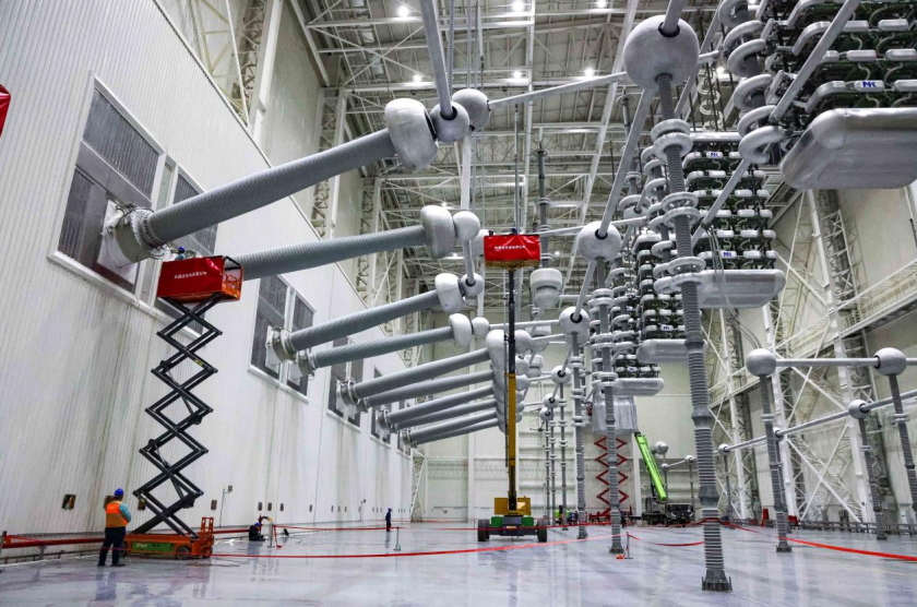 10月20日,国网新疆超高压分公司昌吉换流站现场作业人员正在开展换流变阀侧套管清理检查。任世杰 摄 10月20日,国网新疆超高压分公司昌吉换流站现场作业人员正在开展换流变阀侧套管清理检查。任世杰 摄