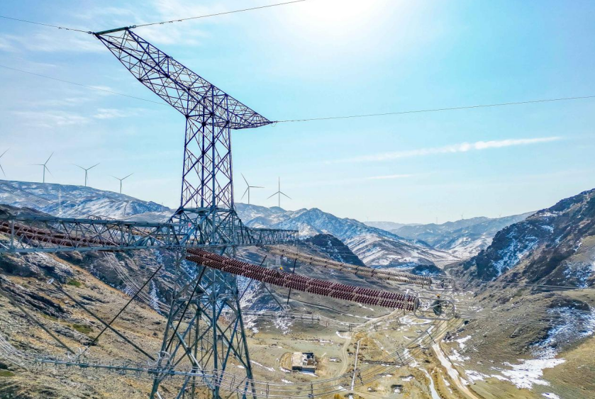 10月18日,新疆送变电公司员工对±1100千伏昌吉-古泉特高压直流输电线路进行登塔检查。杨金保 摄 10月18日,新疆送变电公司员工对±1100千伏昌吉-古泉特高压直流输电线路进行登塔检查。杨金保 摄