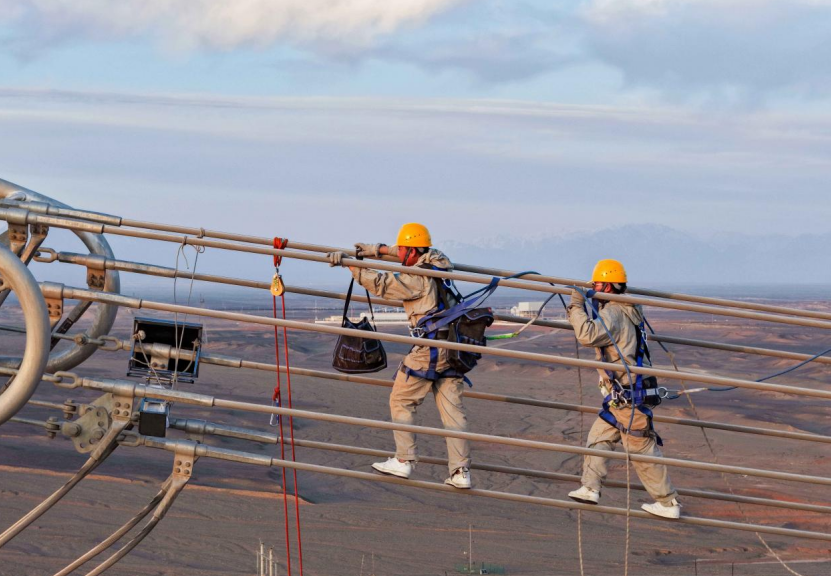 10月20日,新疆送变电公司员工对±1100千伏昌吉-古泉特高压直流输电线路等电位开展消缺工作。张灵军 摄 10月20日,新疆送变电公司员工对±1100千伏昌吉-古泉特高压直流输电线路等电位开展消缺工作。张灵军 摄