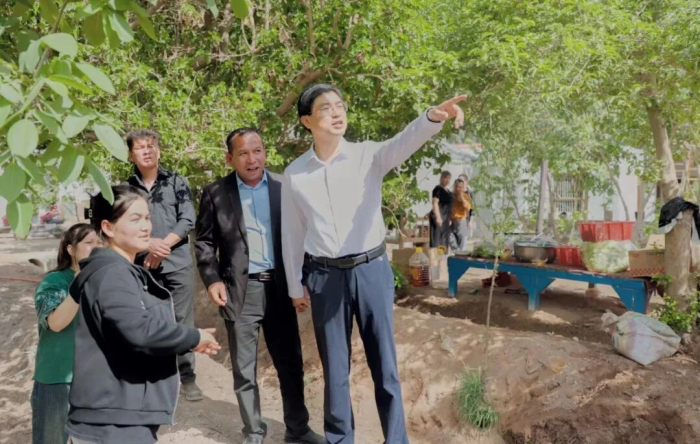 罗亮与农户交流(右一) 罗亮与农户交流(右一)