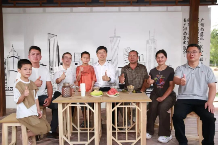 罗亮与农户交流(右四) 罗亮与农户交流(右四)