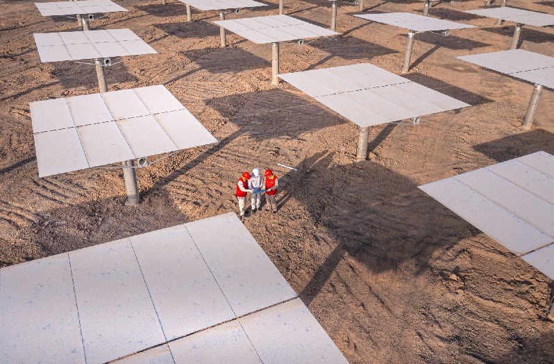 9月27日，国网吐鲁番供电公司党员服务队走访服务吐鲁番1GW“光热+光伏”一体化项目。蔡俊杰 摄