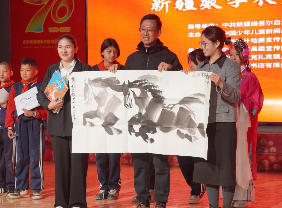 10月28日，“红领巾爱阅读——石榴籽一家亲，手拉手共成长”新疆数字农家书屋喀什地区活动中，中少总社“阅读+”全国名师、著名书画家仇立权为新疆喀什地区疏附县托克扎克镇中心小学师生带来了一堂生动有趣的阅读课。刘正 摄