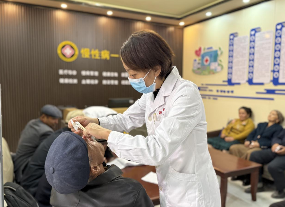 医护人员为患者做术前准备。