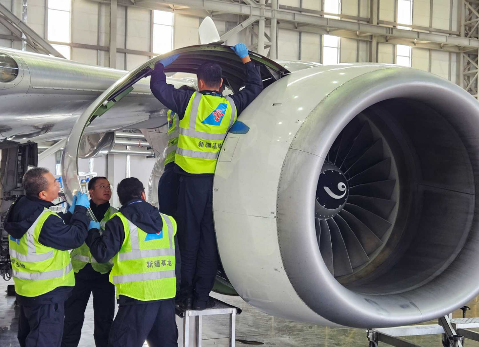 飞机维修工程师开展发动机项目维修工作。王宏亮 摄