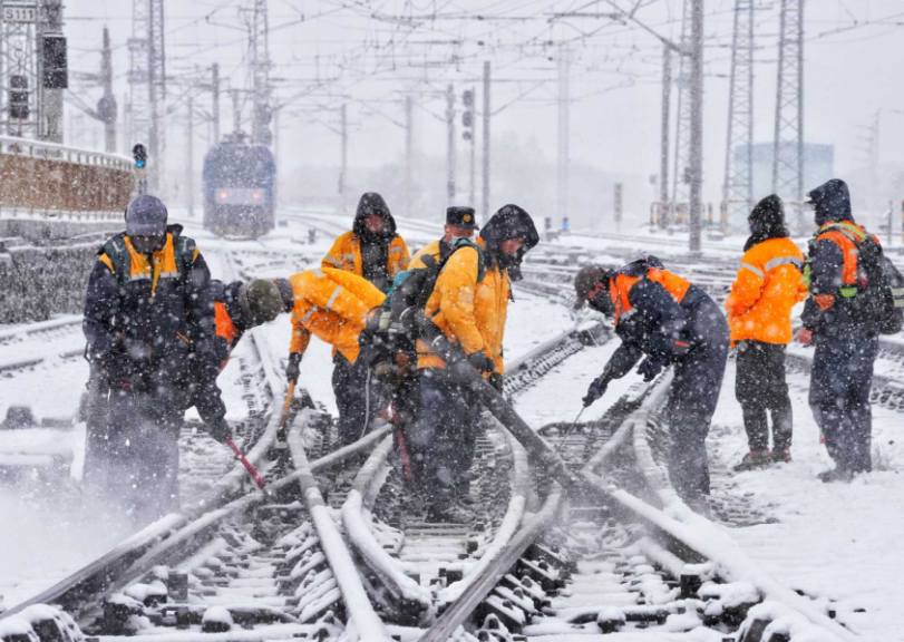 乌西站区各单位连夜开展清雪除冰作业,保障线路道岔等设备运转良好。摆风亮 摄 乌西站区各单位连夜开展清雪除冰作业,保障线路道岔等设备运转良好。摆风亮 摄