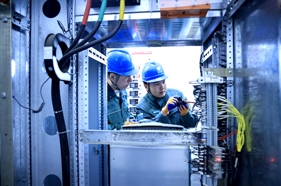 国网新疆电力有限公司工作人员走访供热企业,帮助企业排除用电安全隐患。努尔别克·努尔曼 摄 国网新疆电力有限公司工作人员走访供热企业,帮助企业排除用电安全隐患。努尔别克·努尔曼 摄