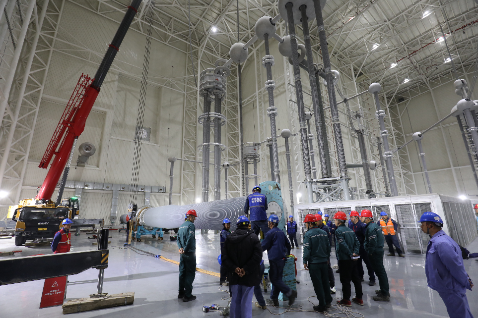 ±1100千伏直流穿墙套管更换作业现场。王殿雄 摄 ±1100千伏直流穿墙套管更换作业现场。王殿雄 摄