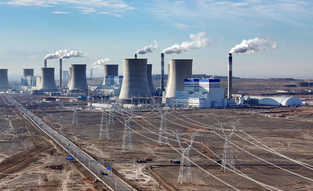 11月12日,新疆准能投资有限公司准东266万千瓦电厂750千伏送出工程大景图。马元 摄 11月12日,新疆准能投资有限公司准东266万千瓦电厂750千伏送出工程大景图。马元 摄