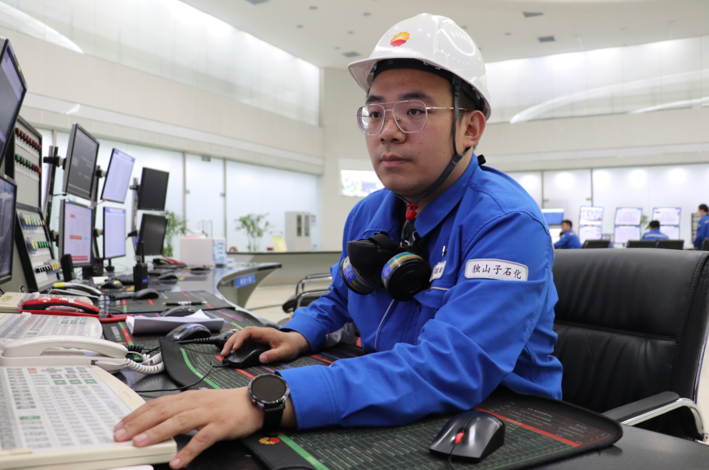 独山子石化炼油一部一级工程师牛犇正在检查装置检修后的运行情况。曹蕾摄