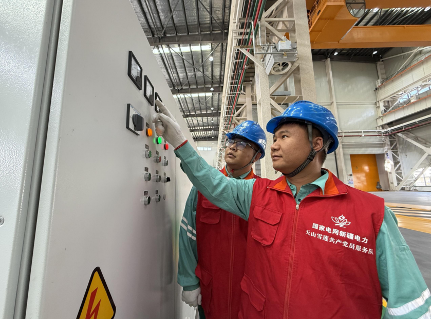 国网新疆电力有限公司网格员对哈密市企业开展上门服务,为企业排查用电安全隐患。阿丽亚·莫明 摄 国网新疆电力有限公司网格员对哈密市企业开展上门服务,为企业排查用电安全隐患。阿丽亚·莫明 摄