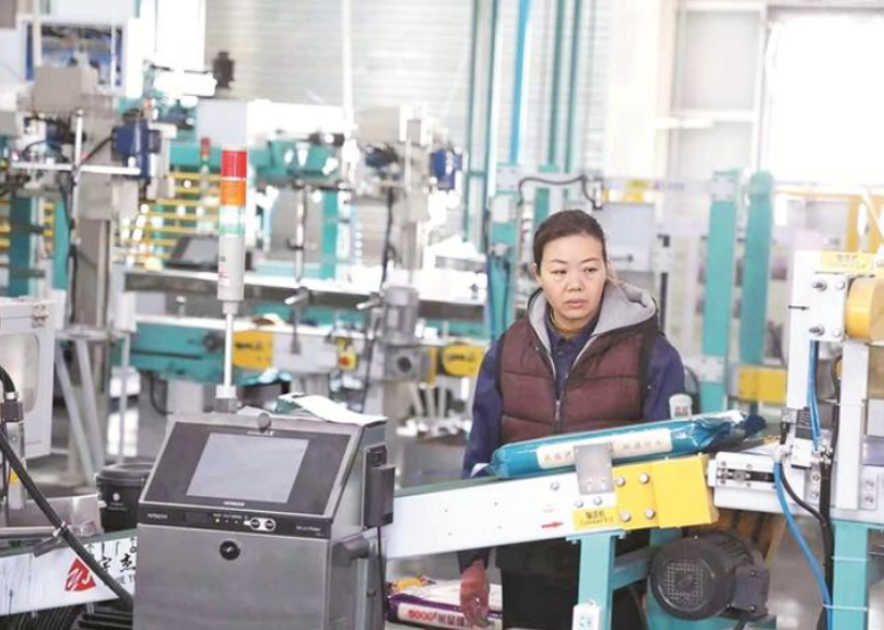 10月14日，工作人员在新疆创锦伊香米业有限责任公司包装车间内查看大米产品密封质量。 兵团日报常驻记者 杨俊钦 摄