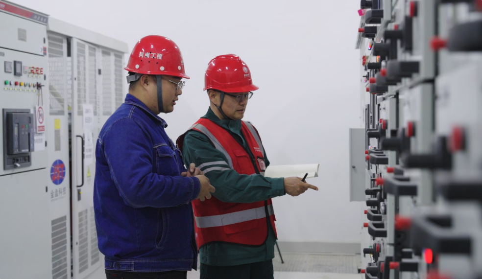 11月13日,国网新疆电力有限公司员工在库尔勒鹏能电厂对机组进行检查。唐毅轩 摄 11月13日,国网新疆电力有限公司员工在库尔勒鹏能电厂对机组进行检查。唐毅轩 摄