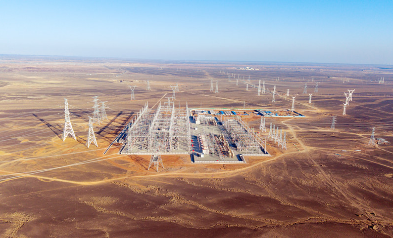 位于准东经济技术开发区的五彩湾北750千伏变电站航拍。马元 摄 位于准东经济技术开发区的五彩湾北750千伏变电站航拍。马元 摄