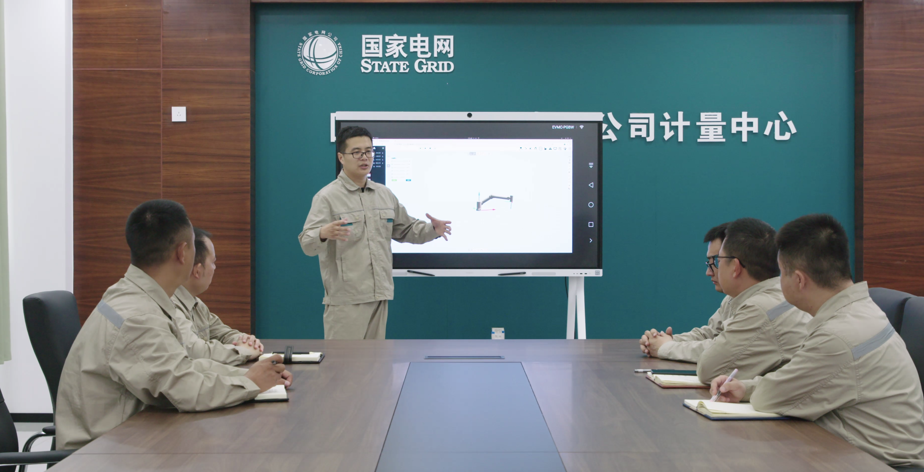 曹志强和技术团队成员开展技术讨论。张文霞 摄 曹志强和技术团队成员开展技术讨论。张文霞 摄