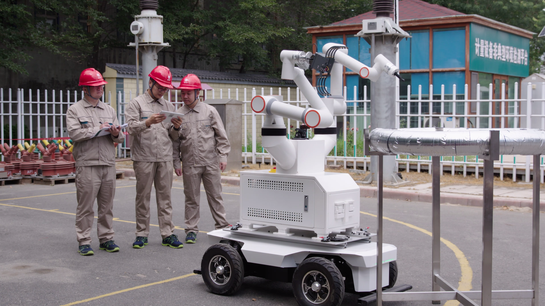 曹志强和团队成员在模拟环境下测试机器人性能。张文霞 摄 曹志强和团队成员在模拟环境下测试机器人性能。张文霞 摄