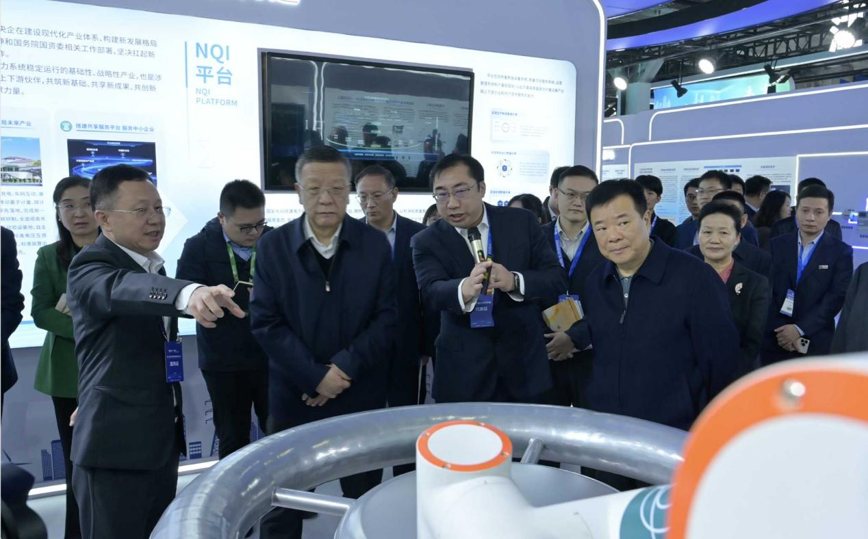 在第二届计量仪器装备展上,国家市场监督管理总局和业内专家纷纷驻足参观公司机器人。孔令晨 摄 在第二届计量仪器装备展上,国家市场监督管理总局和业内专家纷纷驻足参观公司机器人。孔令晨 摄