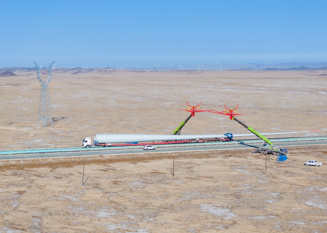 11月19日,在木垒哈萨克自治县昌吉花语升压汇集站220千伏送出工程建设现场,工作人员进行放线作业。何龙 摄 11月19日,在木垒哈萨克自治县昌吉花语升压汇集站220千伏送出工程建设现场,工作人员进行放线作业。何龙 摄