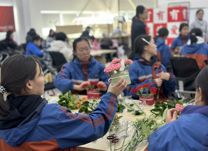 12月2日上午，“指尖生花 绘扇传爱——中粮可口可乐·乌鲁木齐市聋人公益开放日”活动在中粮可口可乐饮料（新疆）有限公司的厂区举行。