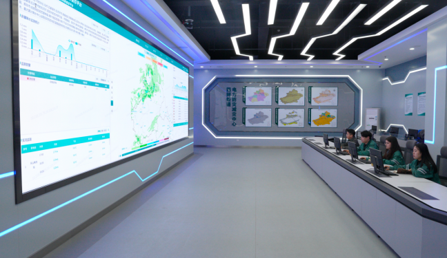 12月2日,国网新疆电力气象中心工作人员正在开展短期天气监测、预测。唐毅轩 摄 12月2日,国网新疆电力气象中心工作人员正在开展短期天气监测、预测。唐毅轩 摄