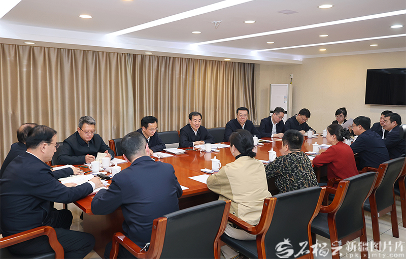 12月5日,自治区党委书记陈小江在自治区人民群众信访服务中心,接待来访群众,现场解决问题。石榴云/新疆日报记者崔志坚摄 12月5日,自治区党委书记陈小江在自治区人民群众信访服务中心,接待来访群众,现场解决问题。石榴云/新疆日报记者崔志坚摄