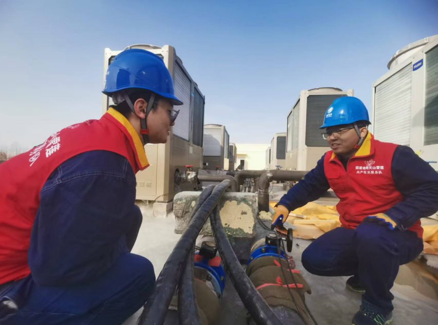 国网新疆电力技术人员在企业现场开展走访,提供现场能效诊断服务。何哲伟 摄 国网新疆电力技术人员在企业现场开展走访,提供现场能效诊断服务。何哲伟 摄