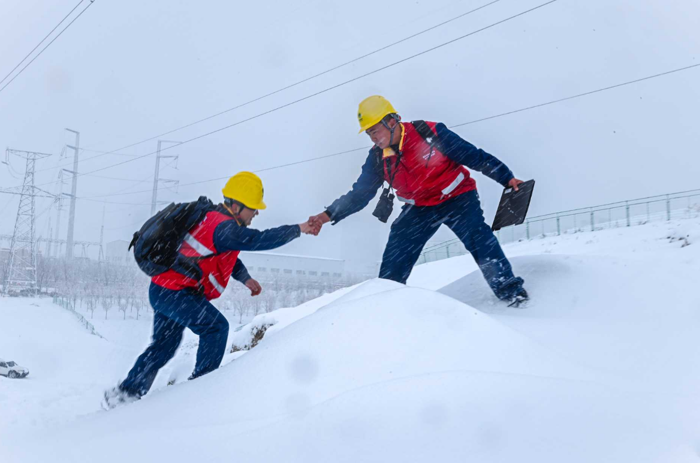 国网乌鲁木齐供电公司工作人员对输电线路进行巡视,保障电网可靠运行。谢佳圻 摄 国网乌鲁木齐供电公司工作人员对输电线路进行巡视,保障电网可靠运行。谢佳圻 摄