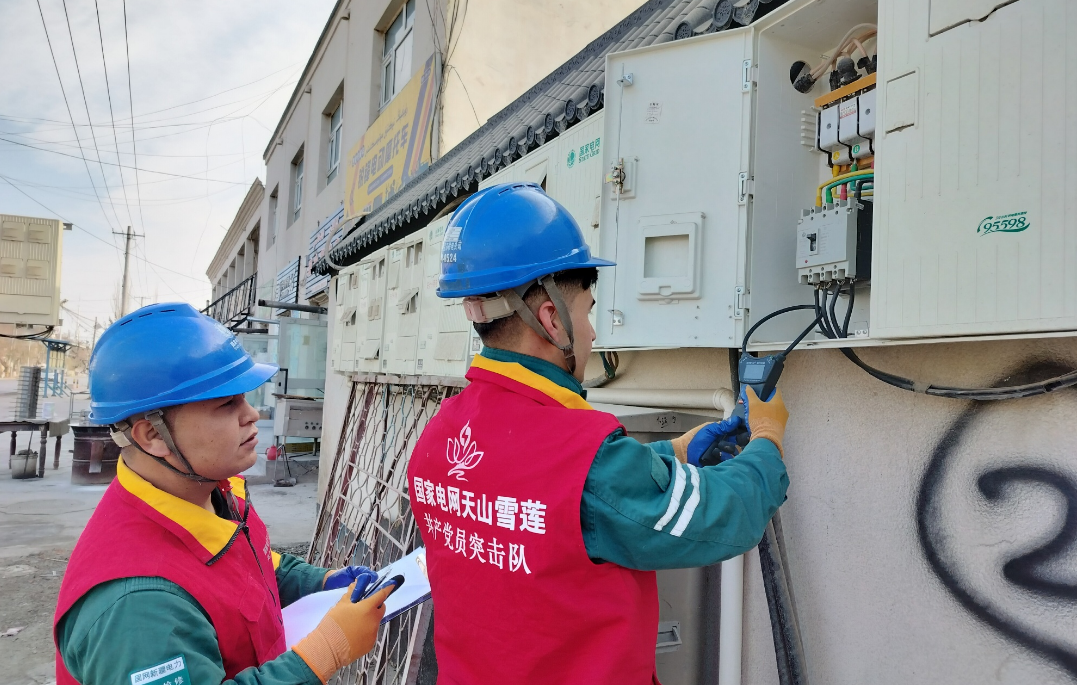 国网阿克苏供电公司员工排查配电箱等设备安全隐患。古丽娅尔·艾买尔 摄