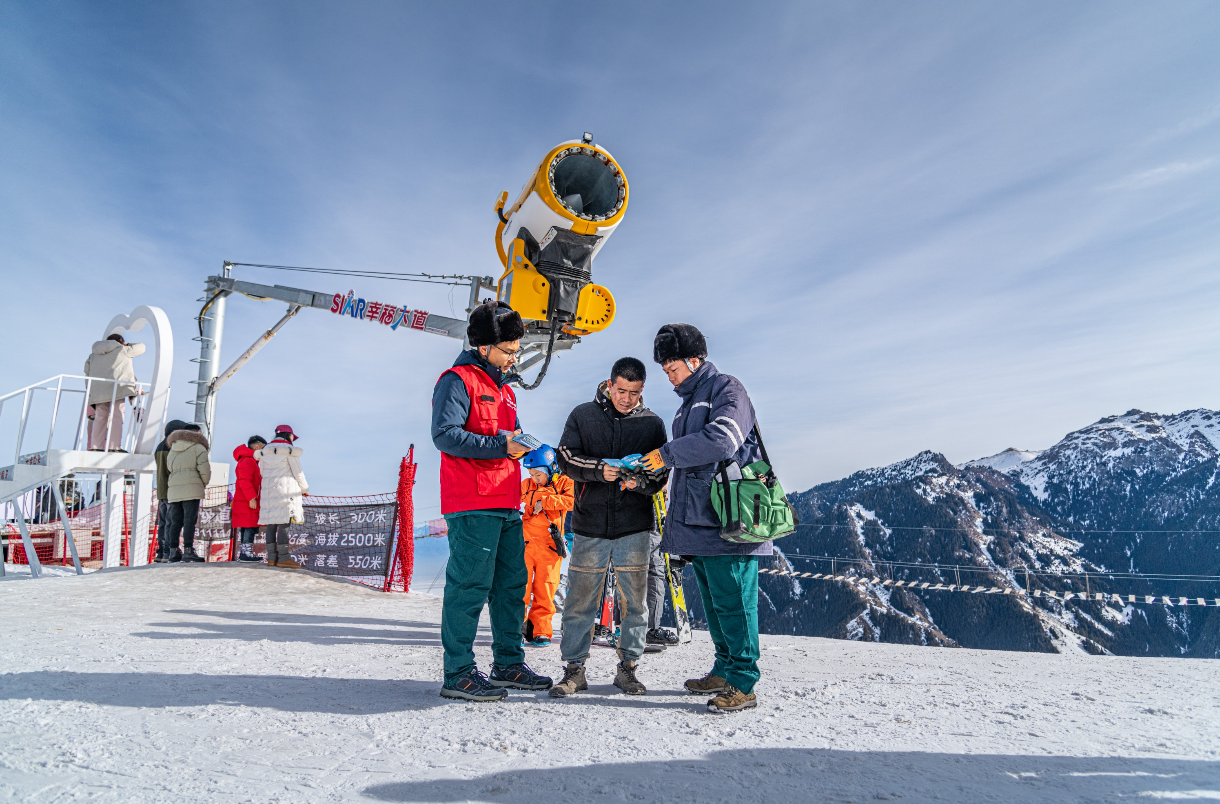 国网乌鲁木齐供电公司员工在丝绸之路国际滑雪场进行用电安全检查。王晋魁 摄