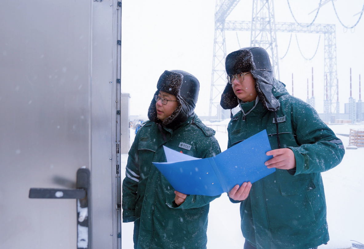 国网新疆建设分公司员工对750千伏塔额变电站二次设备及表计进行检查。马元 摄