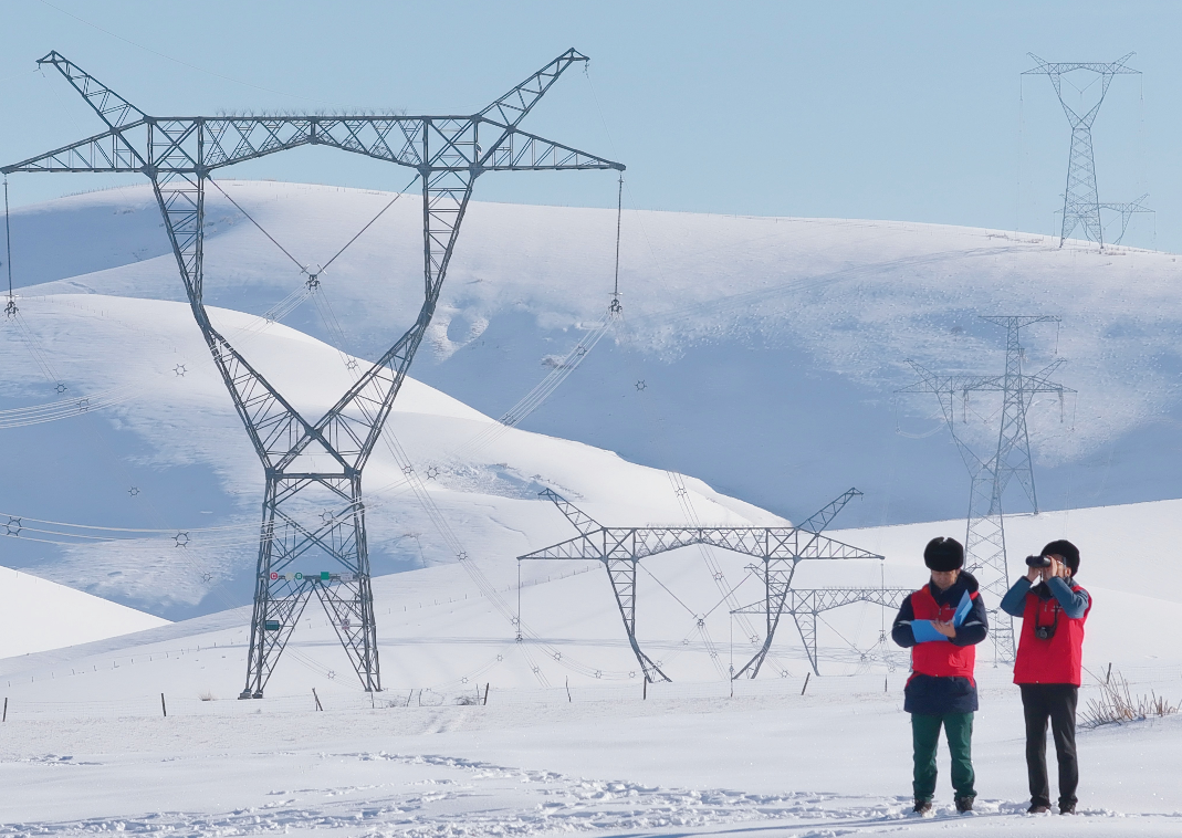 新疆送变电公司员工在750千伏伊库一线开展线路防覆冰特巡。卢国军 摄
