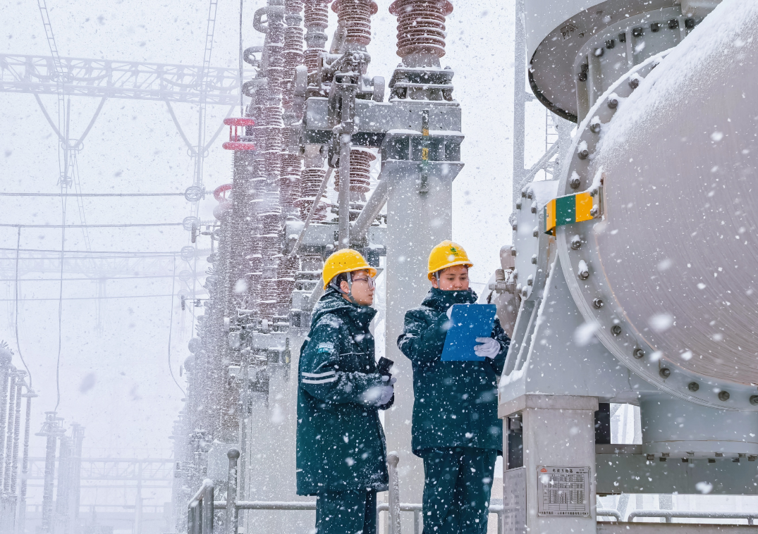 国网新疆超高压分公司员工在750千伏吐鲁番变电站进行寒潮大雪天气特巡。马燕燕 摄