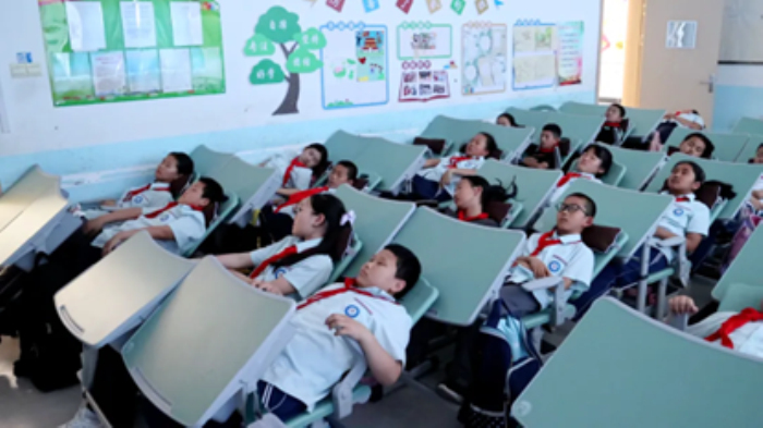 阿拉山口市中学学生午休（资料图）。来源：阿拉山口零距离