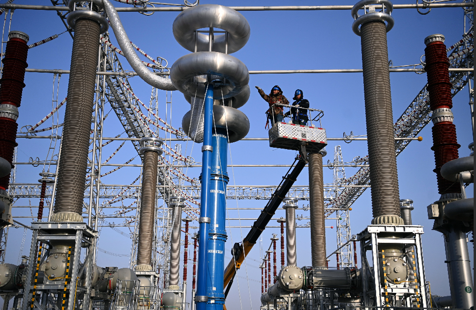 2025年11月21日，阿拉尔750千伏变电站作业人员在HGIS设备区开展耐压试验前准备工作。马元 摄
