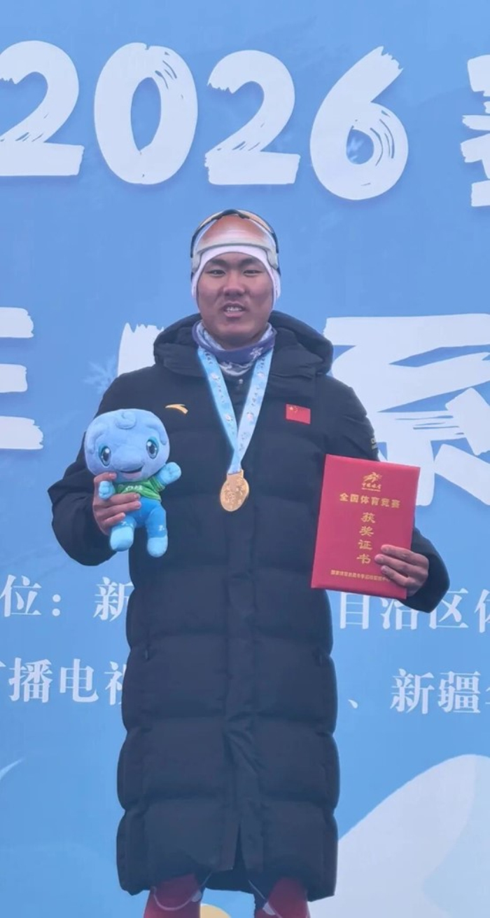 男子个人短距离（传统技术）项目冠军成仔俊。靳蒙蒙 摄