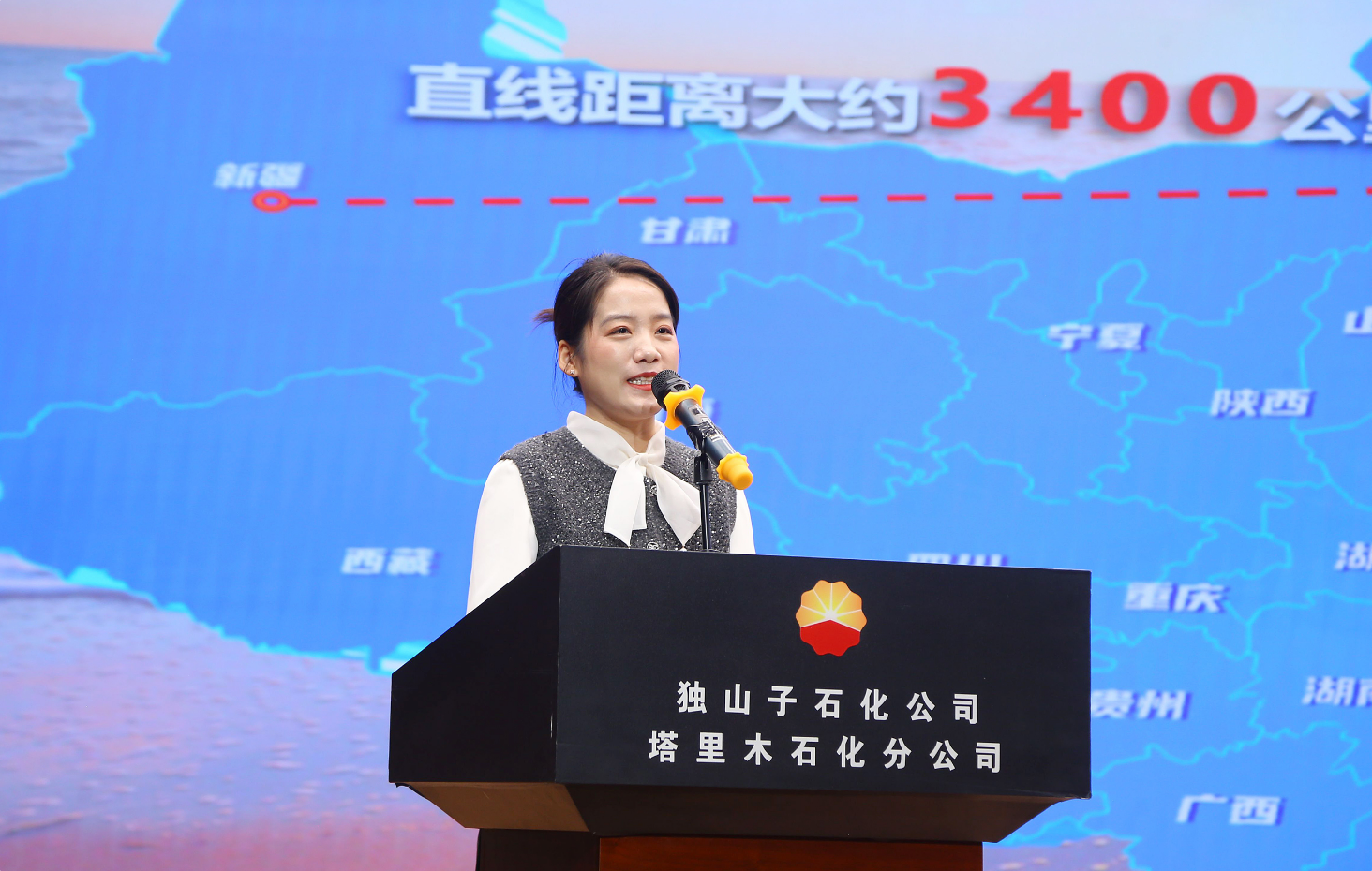 中油一建员工吴思坦的爱人正在宣讲。独山子石化供图