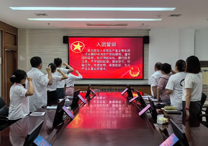 克拉玛依联通团员青年重温入团誓词。