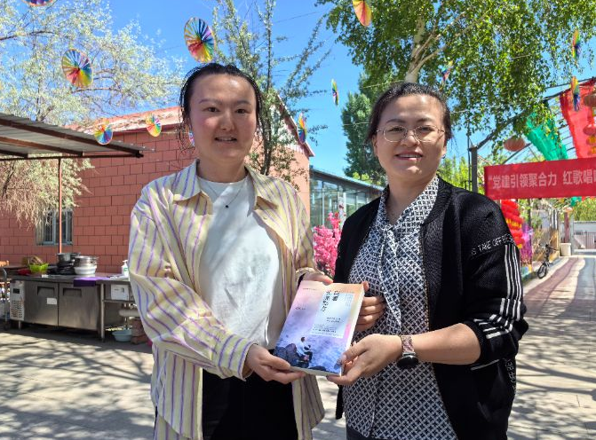 公司党委委员、副总经理为青年员工兑换微心愿。