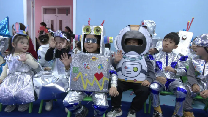 孩子们身穿科技服装。